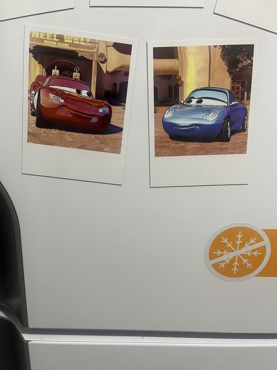 Maxyshark's tweet photo. Volvi a bs as hace unos dias y mi novia fue a mi nuevo hogar antes para dejarmelo lindo,pego algunas fotos nuestras en la heladera y ademas esta obra de arte https://t.co/cohu9i76iZ