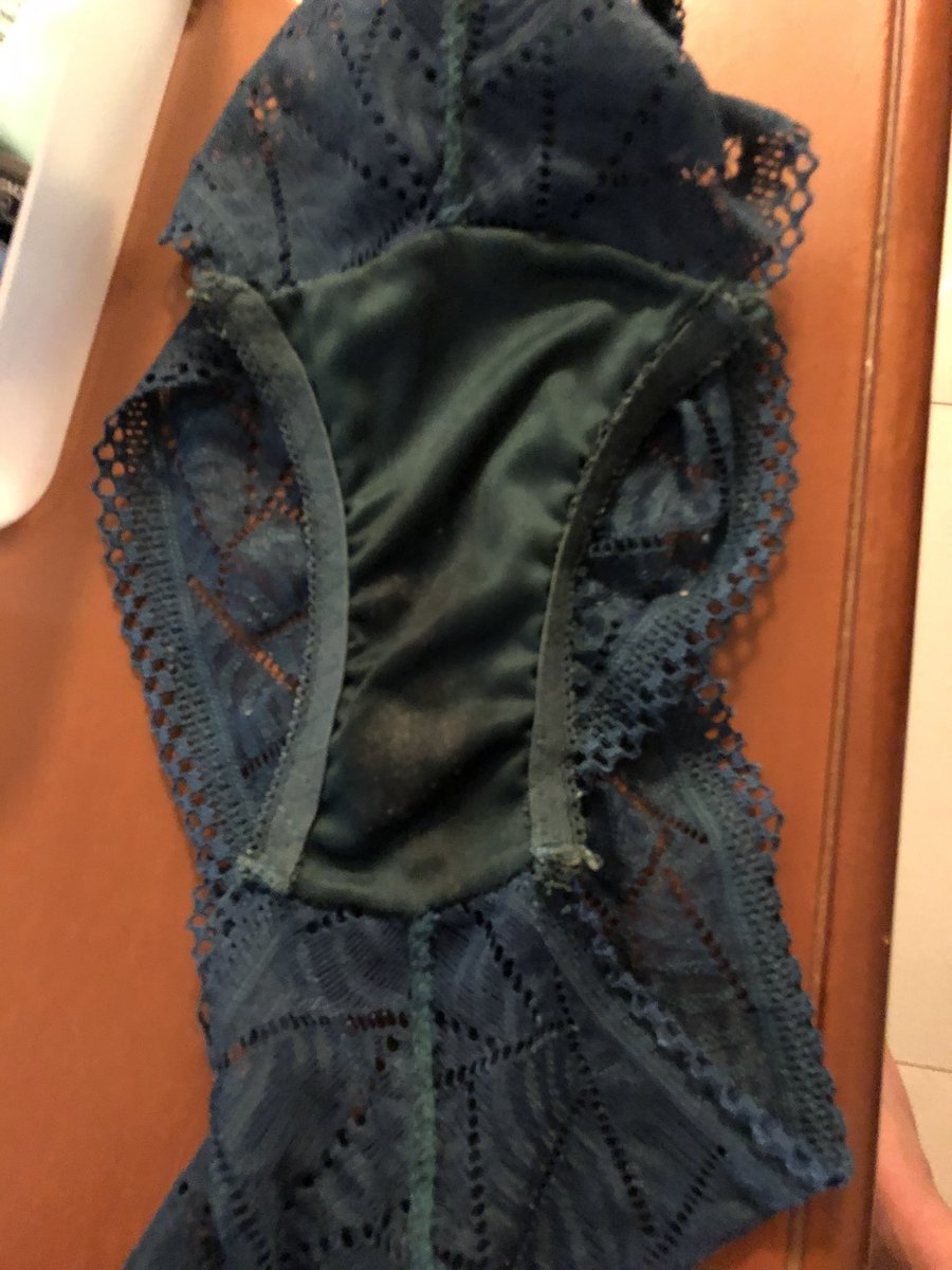 Jayyyyyy224's tweet photo. 93年的乙方姐姐，明知道过敏还是喝了不少，有点职场霸凌了，满身通红完全断片，肆意玩弄，没想到还脱了毛，内裤脱下来的湿了一大片。露一下脸@fanchaceo @RachelNahum11 @IsabelAnna14 https://t.co/7wjQGPSYeu