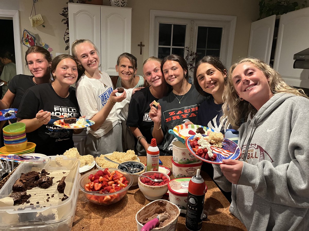 UDFHRvdK's tweet photo. ⁦@Delaware_FH⁩ preseason in the books. Great ⁦@UDBlueHens⁩ team dinner at coach’s home. Of course the End of the Preseason BBQ is not complete without our #FreshHens skit followed by ‘best dessert ever’. #proUD! https://t.co/awBcMMELmv