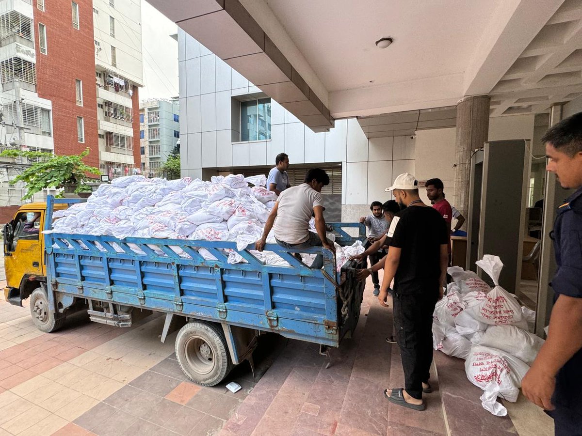 CNSSoftware's tweet photo. CNS was proud to support the brave efforts of the Students of Independent University of Bangladesh (#IBU) and the #IHRS through the #donation of 2000 #FoodRelief Packs. IBU and IHRS will ensure these Packs reach the victims of the ongoing #flooding across #Bangladesh. https://t.co/u35GRKvKtM