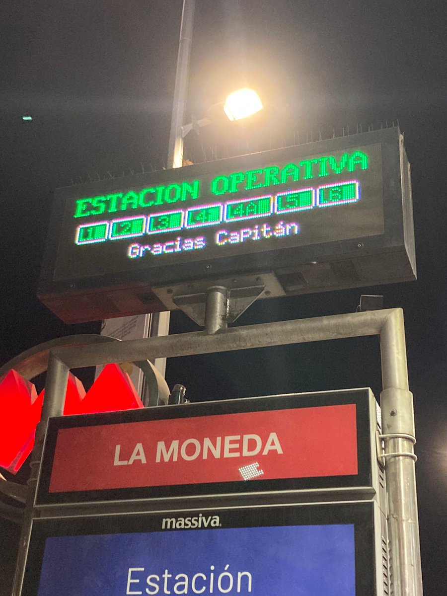 metrodesantiago's tweet photo. Hoy despedimos a un grande: el Capitán Claudio Bravo @C1audioBravo. ¡Gracias por tantas alegrías y por unir a todo un país! 🇨🇱 

Nos vemos mañana desde las 6:00 hrs. https://t.co/zfS63tENEU