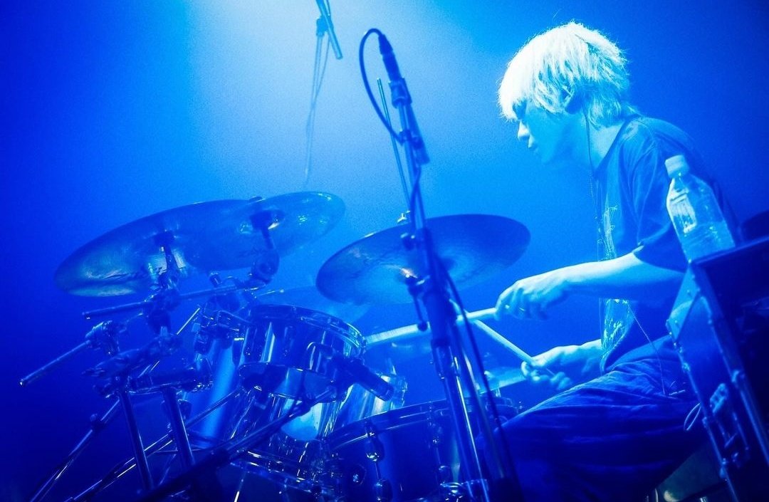 TositeLing's tweet photo. Pierre IG

(Drink on stage?)
Water

(Shoes on stage?)
I don't wear shoes on stage.
Only toe socks by TIGORA.

(Recommended drum equipment?)
DWSM110

(Routine before performance?)
Sleeping
Stretches of neck and shoulder 
Running 10 min

https://t.co/me2vVXXEtV https://t.co/hyt134CQZJ