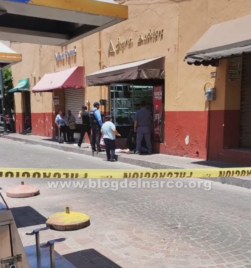 blogdelnarcomex's tweet photo. Ataque armado simultaneó a joyerías Alcántara en pleno centro de Celaya, Guanajuato, dejó cuatro muertos y cuatro heridos transeúntes que iban pasando (Información en el enlace) https://t.co/I3KAXhtRxd https://t.co/uujwhRLpjy