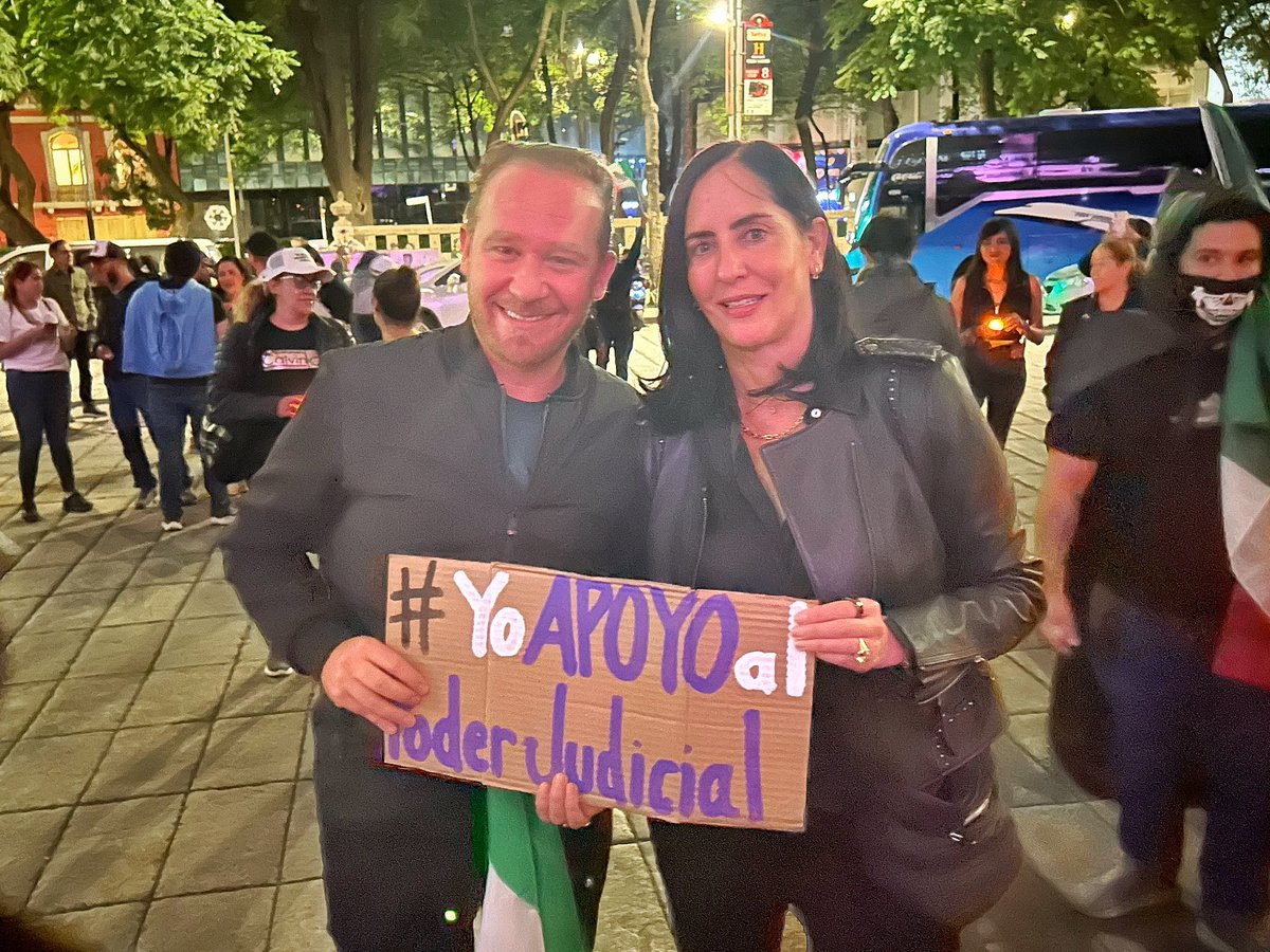 lialimon's tweet photo. #JusticiaLibre Aquí en el Ángel de la Independencia junto a trabajadores, jueces y magistrados defendiendo al Poder Judicial de la Federación. https://t.co/W0nJnoqXRW