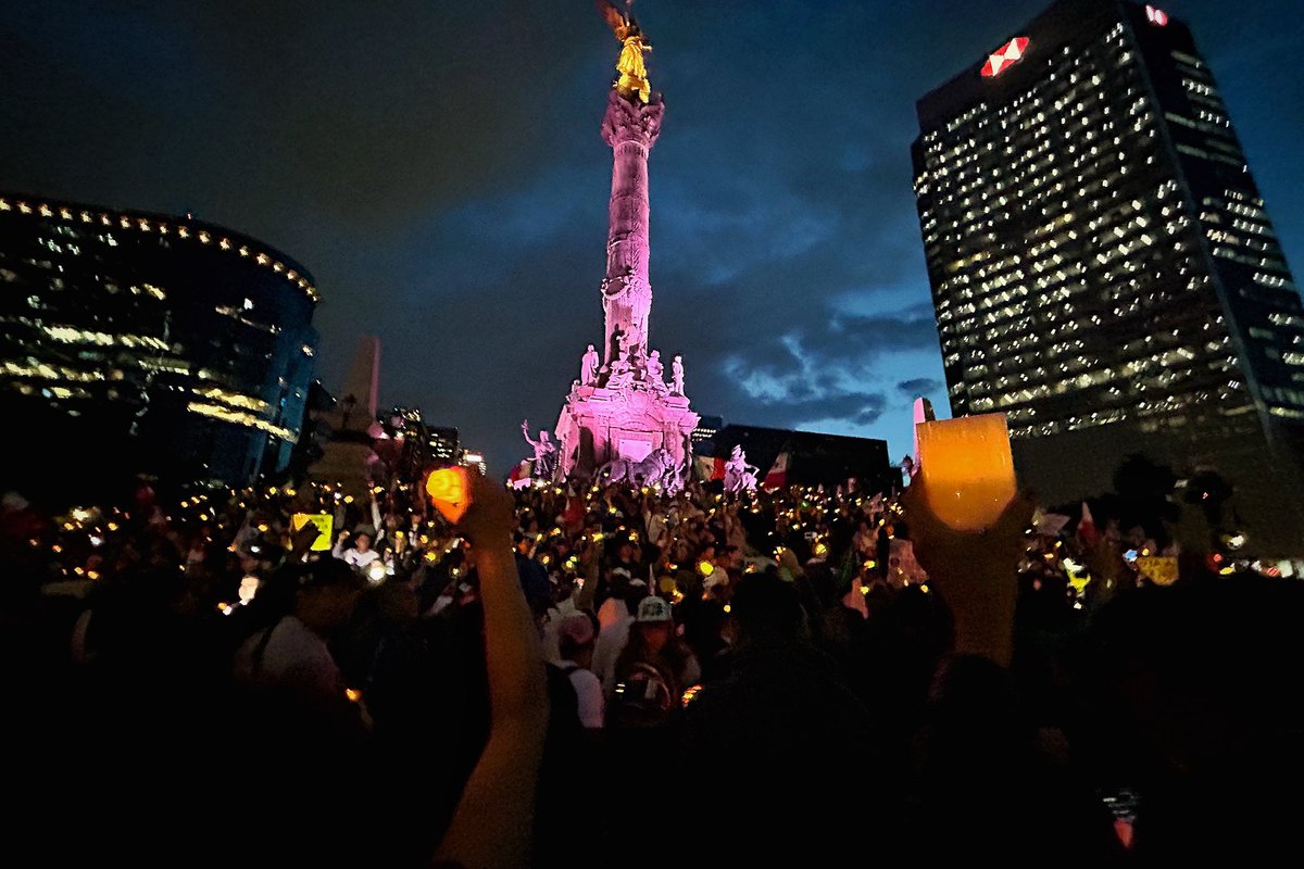 lialimon's tweet photo. #JusticiaLibre Aquí en el Ángel de la Independencia junto a trabajadores, jueces y magistrados defendiendo al Poder Judicial de la Federación. https://t.co/W0nJnoqXRW