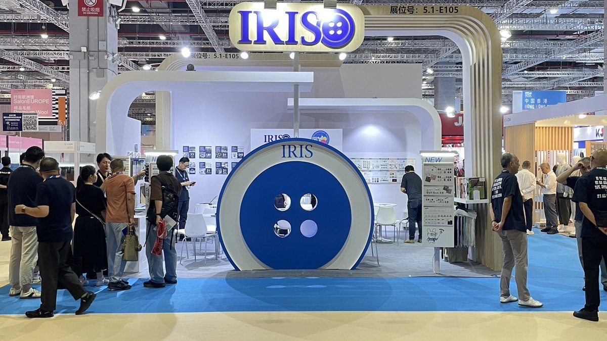 IRIS_kouhou's tweet image. 本日より3日間 #IntertextileShanghai に出展しています！
大きいボタンのモニュメントが目印🧵🪡
限定でアイリーとスーの団扇をプレゼント中🎁