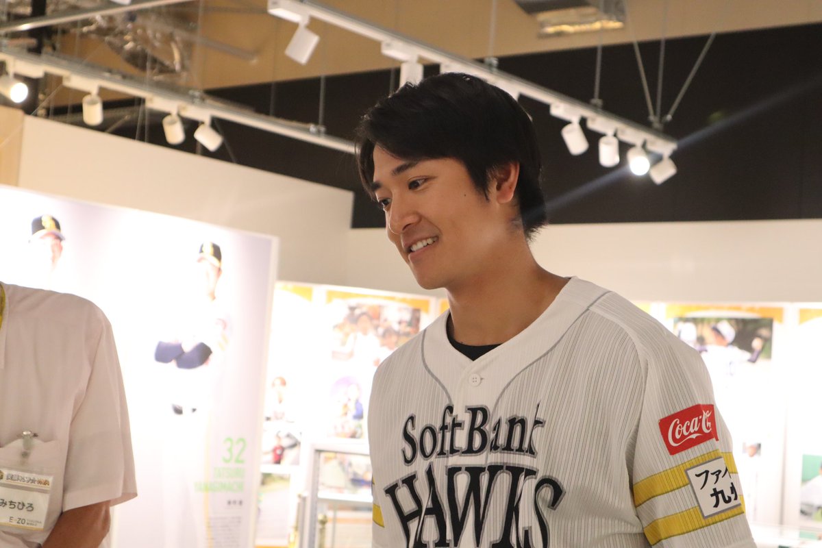 HAWKS_official's tweet photo. きょうからBOSS E・ZO FUKUOKA で始まった #柳町達 選手• #大津亮介 投手の企画展を、先ほど柳町選手が訪問。

小学生の頃の書道作品を発見し「書いては寝て書いては寝てでしたね」とぽつり。幼少時代のお写真も、「照れちゃう」と本人が思わず赤面してしまう程展示されています👀
#sbhawks #VIVA https://t.co/qjkVkn8Xu6