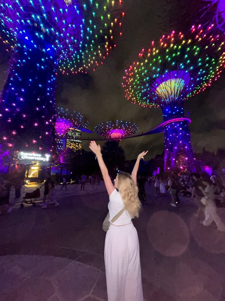 mostlyjodie's tweet photo. 🇸🇬 Singapore 🇸🇬 

Singapore was the last stop in Asia. I loved Singapore so much what an incredible place. The lights, the culture and the buzz! A short stop off but a memorable one! https://t.co/w359jBNiTM