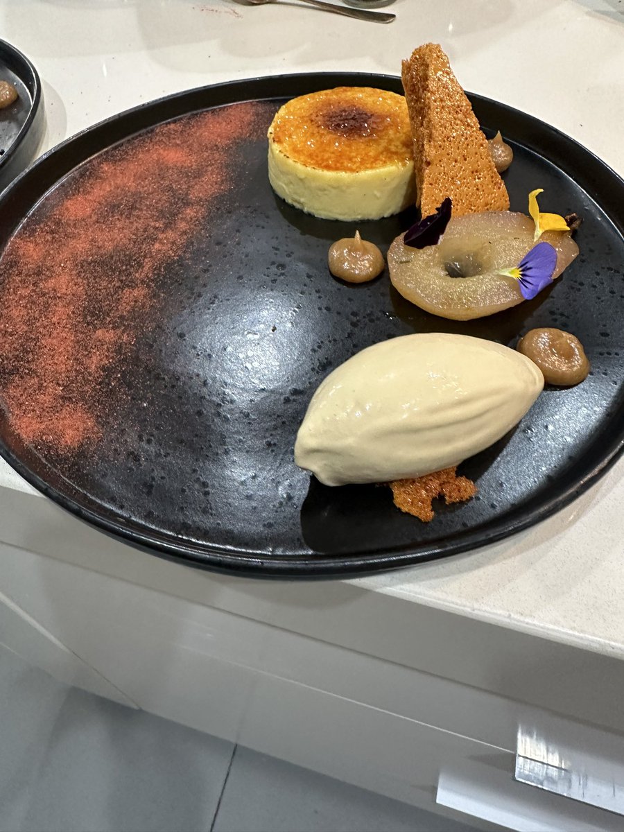 privatechef_sa's tweet photo. Vanilla crème brûlée, dehydrated strawberry powder, poached pear, honeycomb and caramel ice cream https://t.co/txKUufKcRc