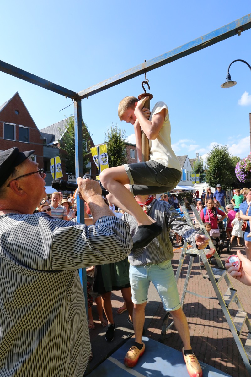 Heb jij weleens aan een vlegel gehangen? Morgen kun je een poging wagen bij het hoofdpodium 💪💪. Van 15:00 tot 16:15 uur is er het vlegelhangen voor jongeren t/m 15 jaar en van 19:00 tot 19:45 uur krijgen dames en heren vanaf 16 jaar een kans. Hoe lang blijf jij hangen?