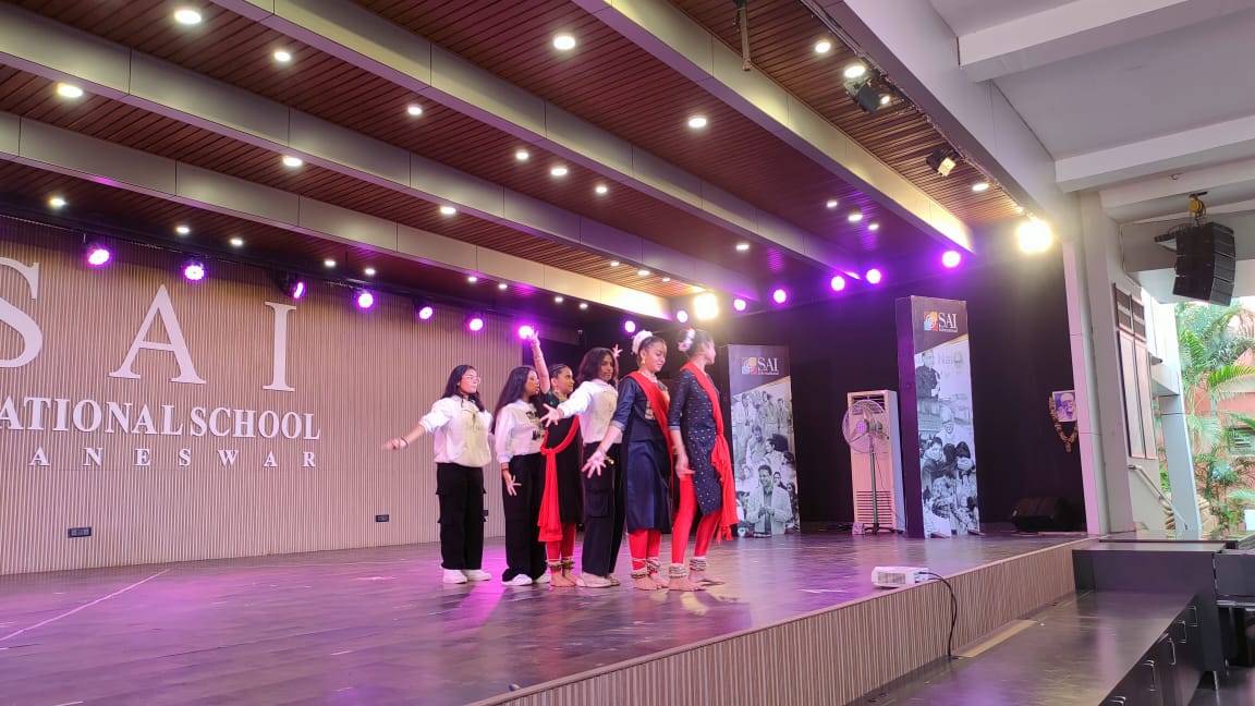 SAI_Edu_In's tweet image. The well-curated news segment was delivered with confidence, keeping everyone informed about global happenings, while the word and fact of the day enriched students&apos; vocabulary and knowledge.
#CreativityAndExpression #EnrichingVocabulary #DancingTalent #RhythmAndCoordination