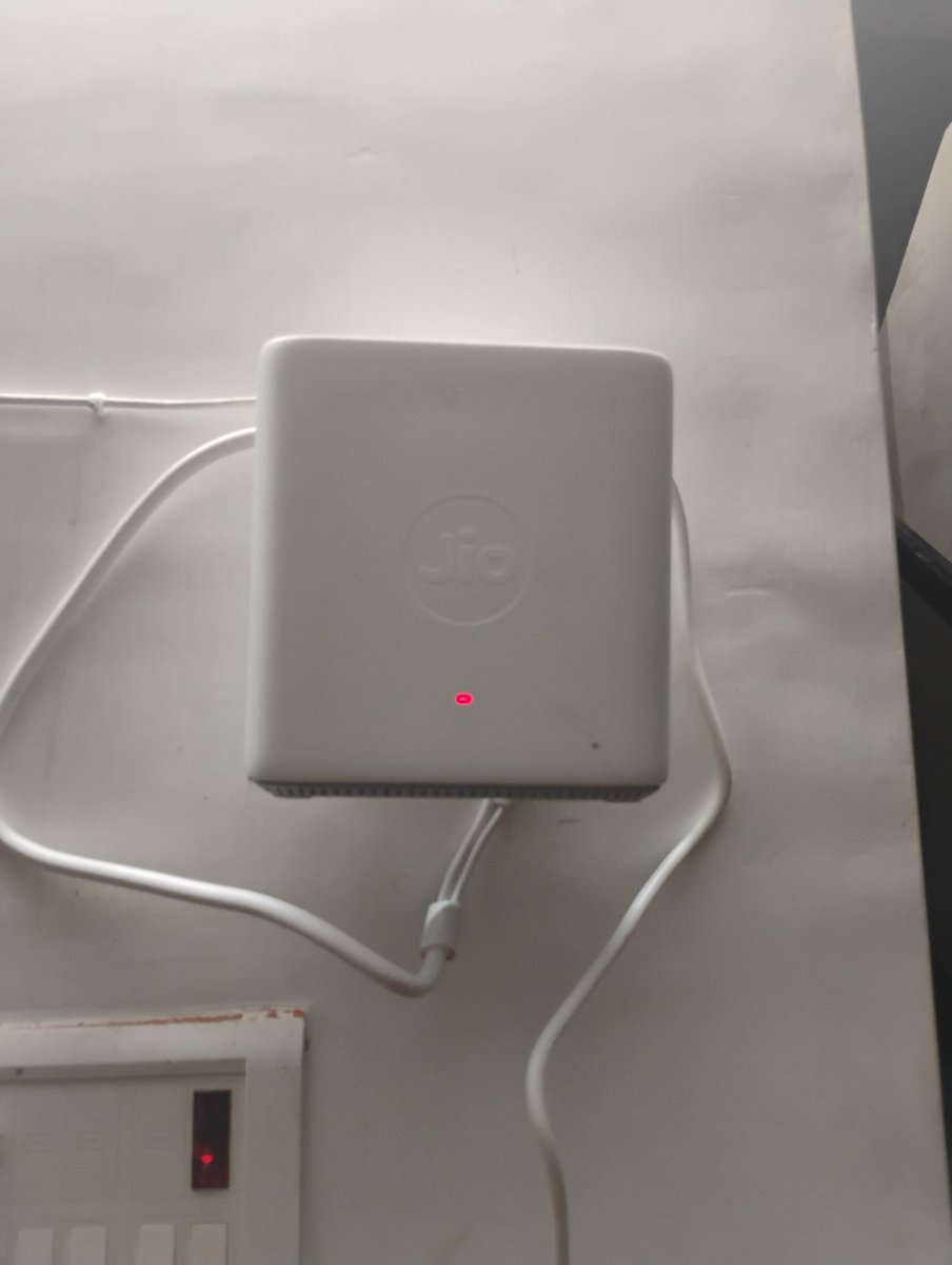 TechVishwajeet's tweet photo. Someone installed it but light is still red. I am still not able to use internet. What to do? https://t.co/W9lJJVmTCZ