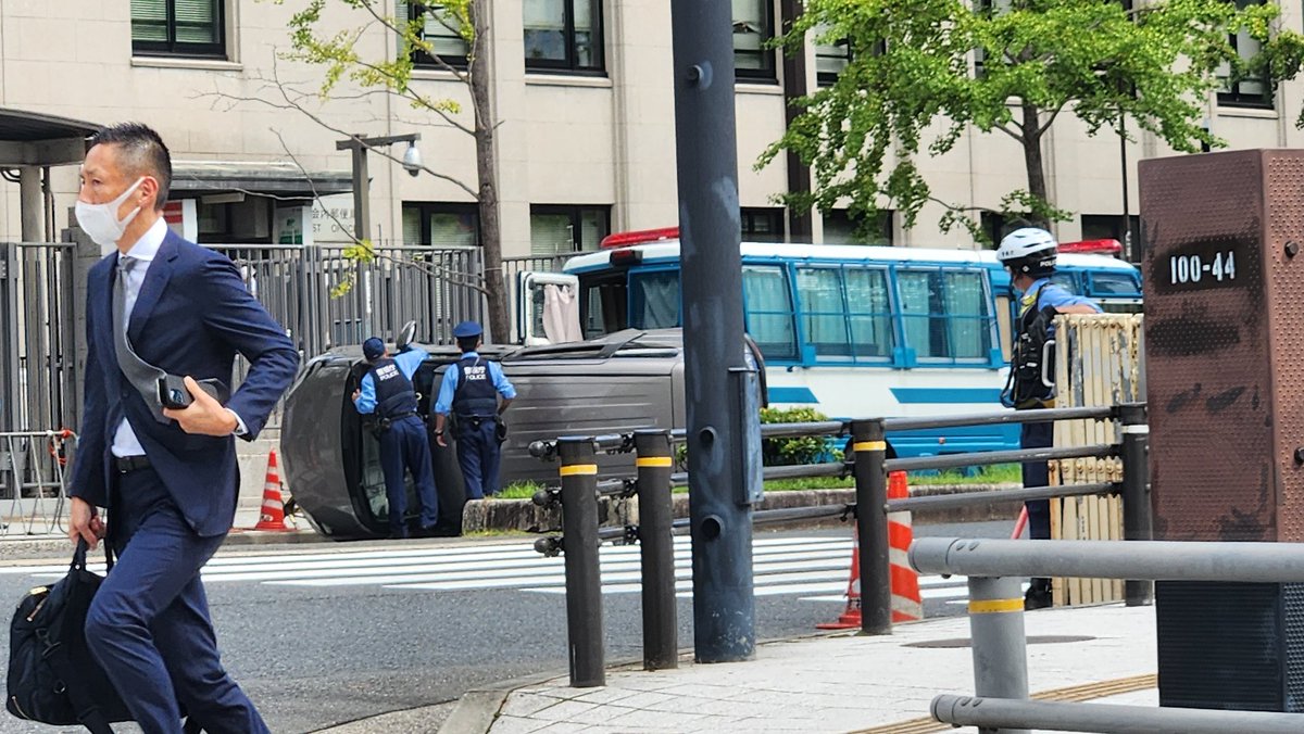 kaijin20th's tweet photo. 国会の前で車が倒れてるがな…
#事故　#国会 https://t.co/KTSWoCD72M