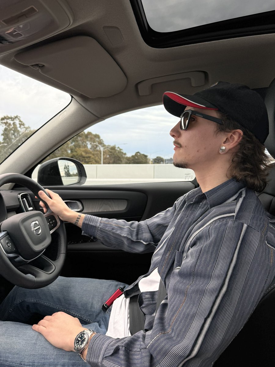 TrueVinton's tweet image. скільки років на вигляд?