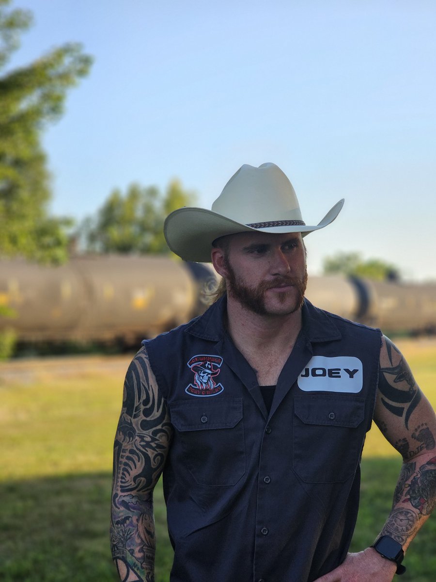 JoeyORiley11's tweet image. Sometimes, our eyes catch something  worth looking at. Or watching the Stupidity in others. 
#country #backwoods #Cowboys #roughnecks #tattoos