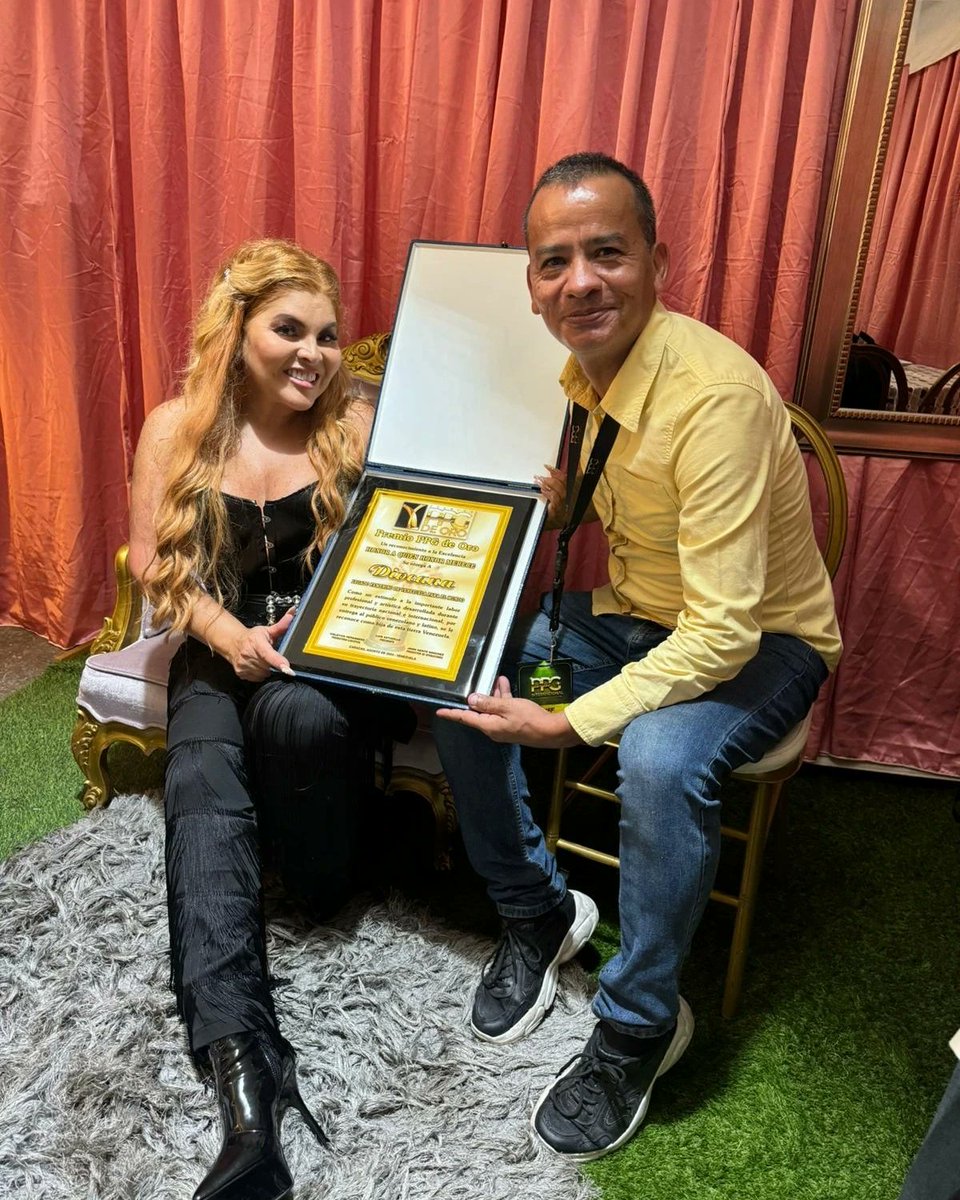 jhonkenys's tweet photo. Reconocimiento a @diveanaoficial  #LaReinadelMerengue

Por más de 35 años de carrera artística, Premio que otorgó @premiosppgdeoro presidido @chamosppg en la feria de Cúcuta 

Tuve el honor de entregar dicho galardón en Colombia 

#premioppgdeoro #PremiosIPKdeOro #diveana https://t.co/iFPcJ4im9a