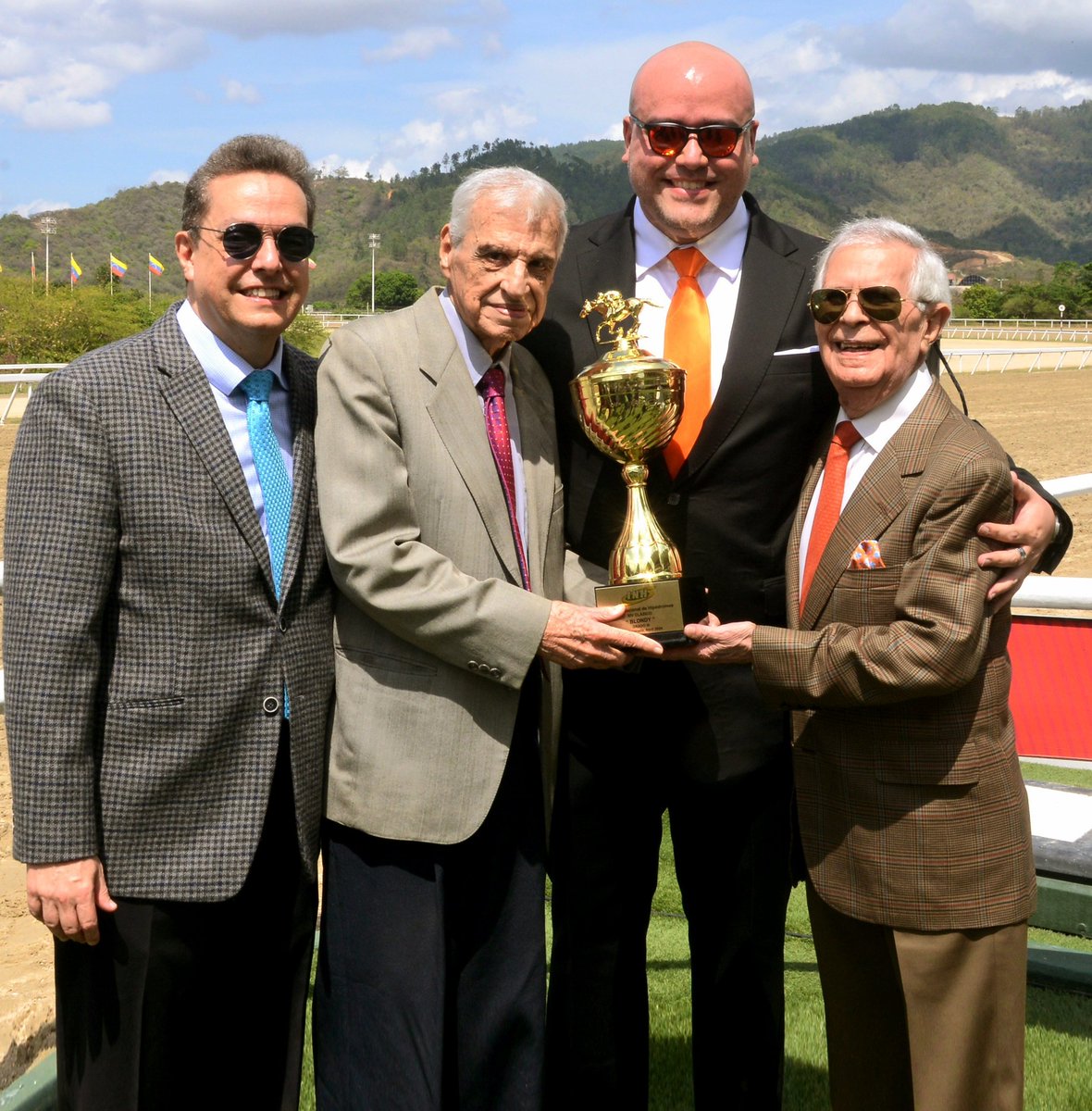 cesarferalico's tweet photo. Feliz Cumpleaños a mi querido Alberto Manzo. Hombre de Hipismo cuya vida ha estado dedicada de lleno a la actividad como propietario, criador, regente de importantes divisas, agente de jinetes, pronosticador y pare usted de contar. Mi palabra de felicitación en su onomástico❤️🥳 https://t.co/rUqgTMAjRK