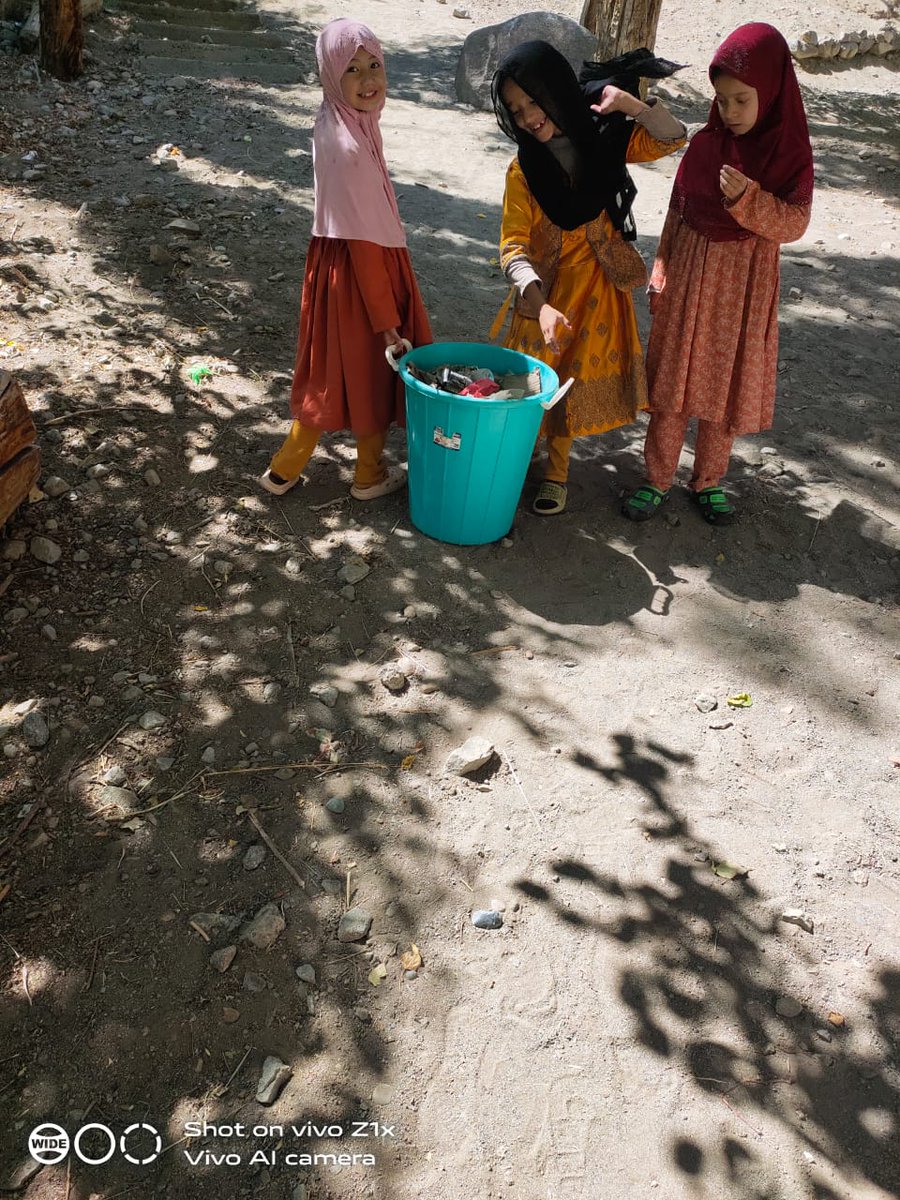 Mohamma38115051's tweet image. Cleanliness drive in Hundurman Mal on call of AJUIK under the theme Awo badlai Ghar hamara
#AJUIK
#Livesimple