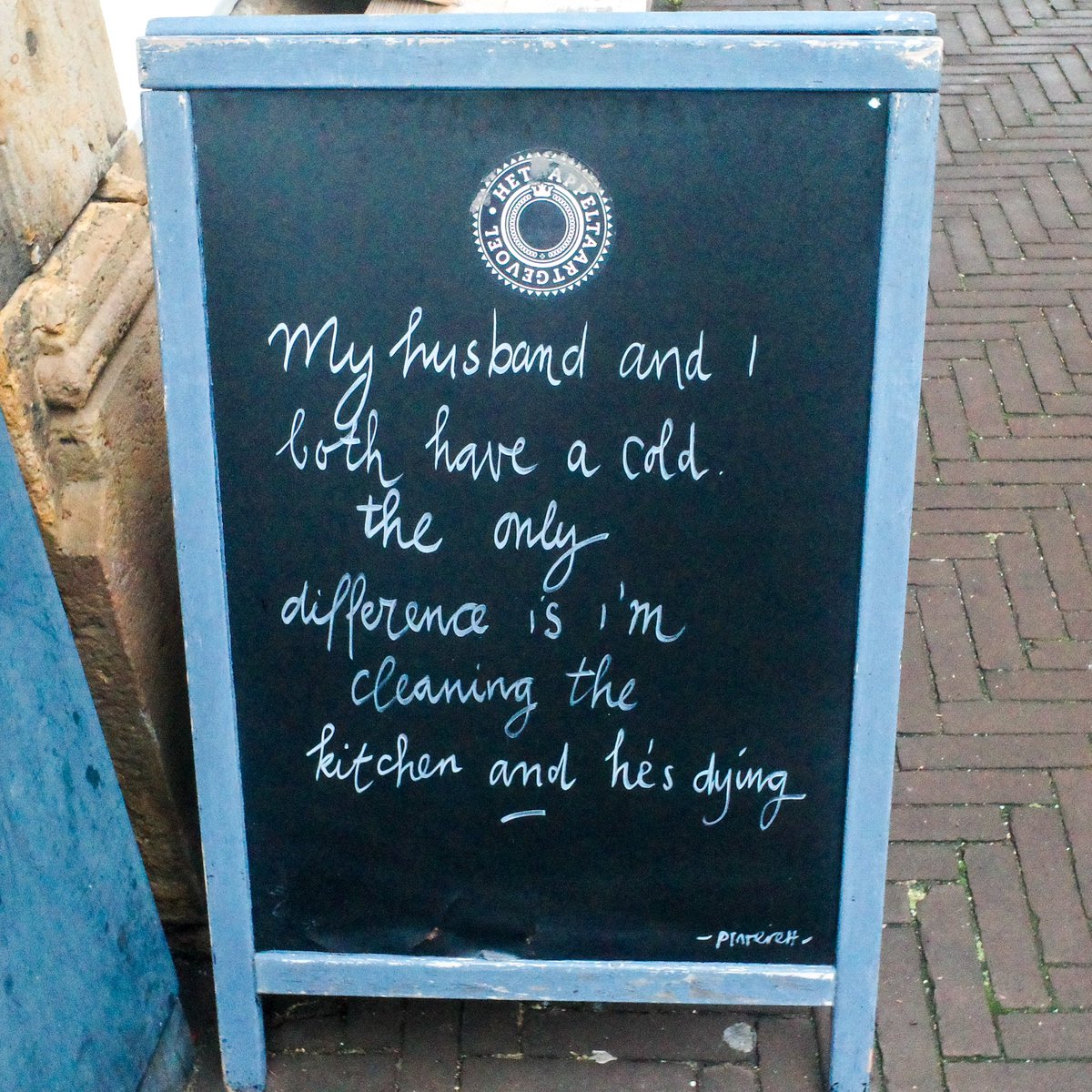#straatjutten 4822. Grappige tekst bij Het Appeltaartgevoel in Den Haag:
“My husband and I both have a cold. The only difference is I'm cleaning the kitchen and he's dying.”
Volkomen onherkenbaar natuurlijk.
#ideeënstarter: speel met man-vrouw verschillen.