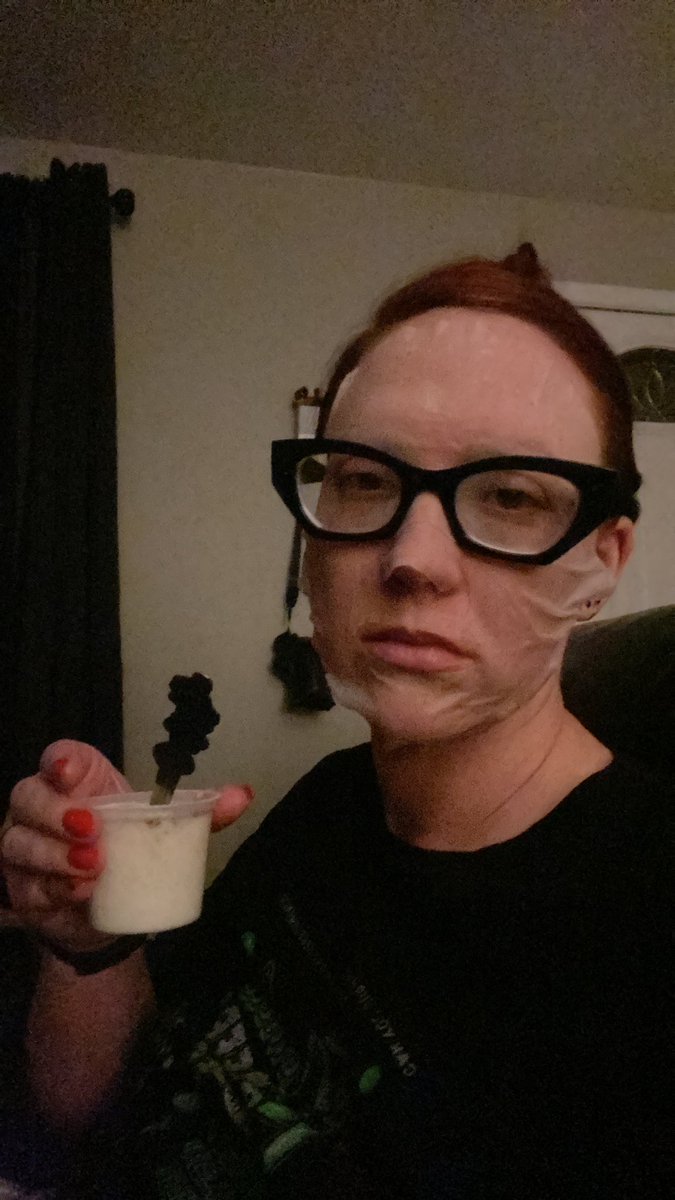 jentryjo's tweet image. having a real hard time trying to enjoy my arroz con leche and do a face mask simultaneously. 😢