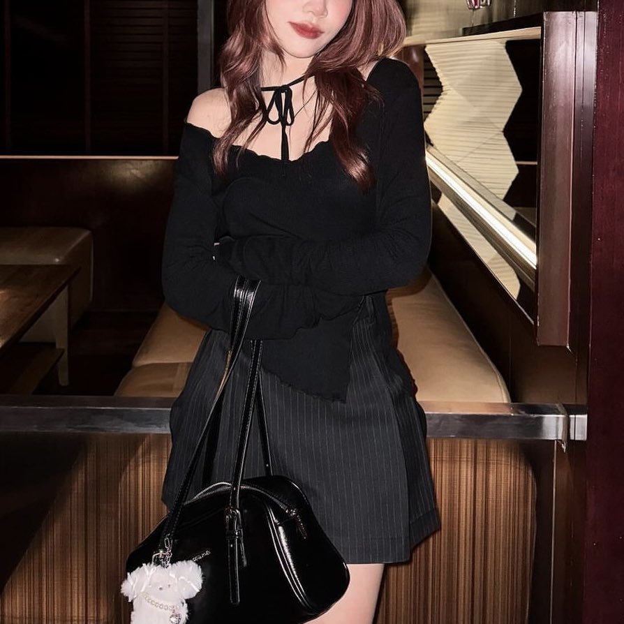 yoxrgravity's tweet image. ขอแปะปาดไหล่ผูกโบว์ตัวนี้ ผ้าโคตรจะบางแต่เซ็กซี่แบบไม่โป๊ ทรงสวย ใส่แล้วคอสวยมาก ดูผอมดูแพง แต่ตัวละ 300+