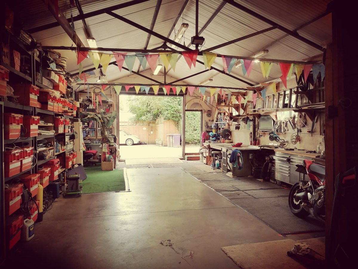 TheEnglishCarav's tweet photo. A rare sight 😂 waiting for our next project to arrive today! ♥️♥️♥️
#vintagecaravanworkshop #vintagecaravan #caravanrepairs #caravanrestoration #caravanconversion #caravanservice https://t.co/Id0pPjgl0o