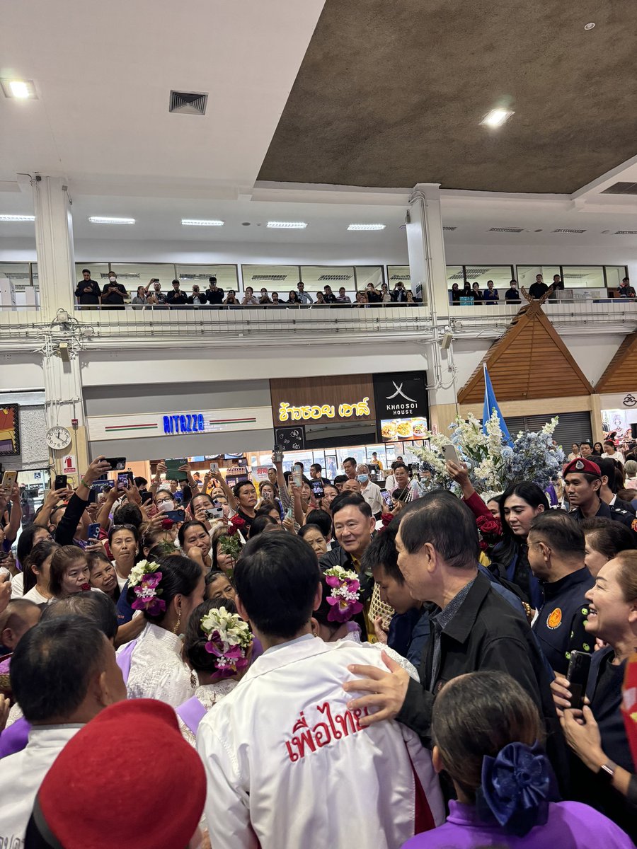 Dear_Khattiya's tweet photo. 12.25 น. อดีตนายกทักษิณเดินทางถึงสนามบินจังหวัดเชียงรายเพื่อเยี่ยมเยียนผู้ประสบภัยน้ำท่วม อ.เทิง https://t.co/lhtQHXfwsu