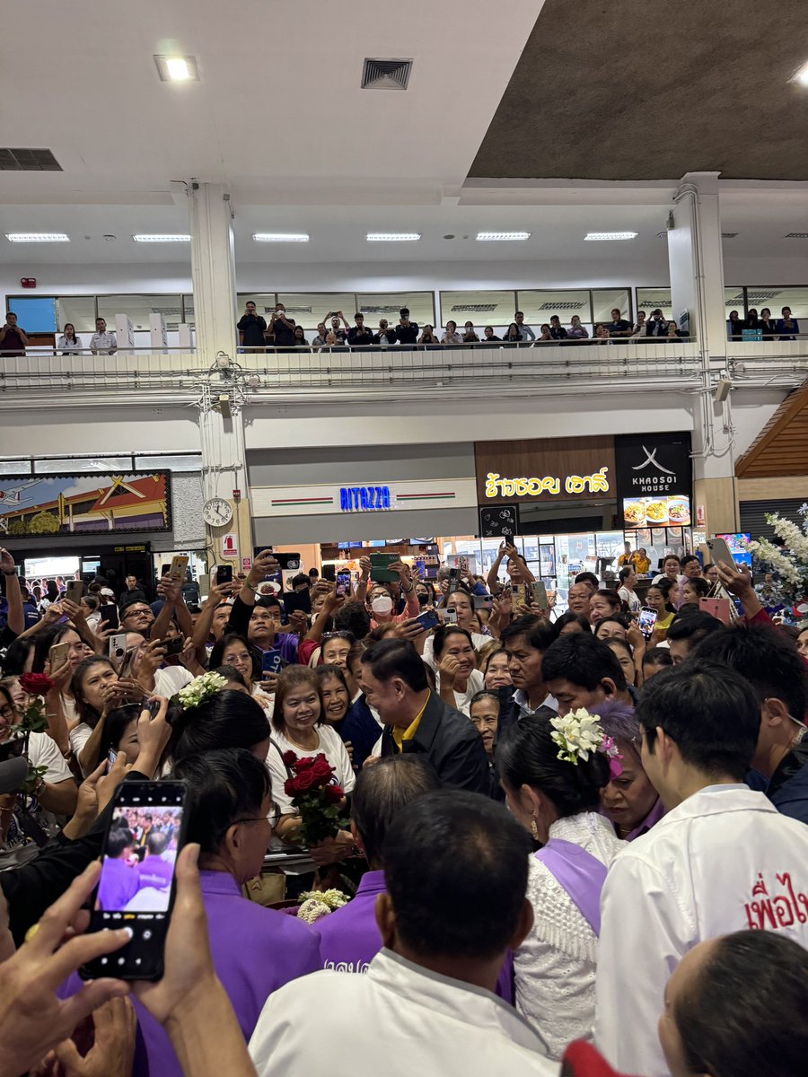 Dear_Khattiya's tweet photo. 12.25 น. อดีตนายกทักษิณเดินทางถึงสนามบินจังหวัดเชียงรายเพื่อเยี่ยมเยียนผู้ประสบภัยน้ำท่วม อ.เทิง https://t.co/lhtQHXfwsu