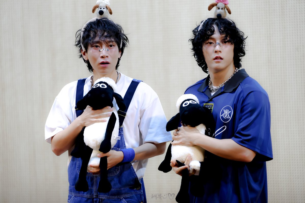 todayppyu's tweet image. 240825 구공탄 팬싸인회
같은 구공탄 다른 귀여움 
수줍은 은광소녀와 장난기 많은 민혁소년 같이 나왔잖아
#서은광 #이민혁 #SILVERLIGHT #HUTA #구공탄