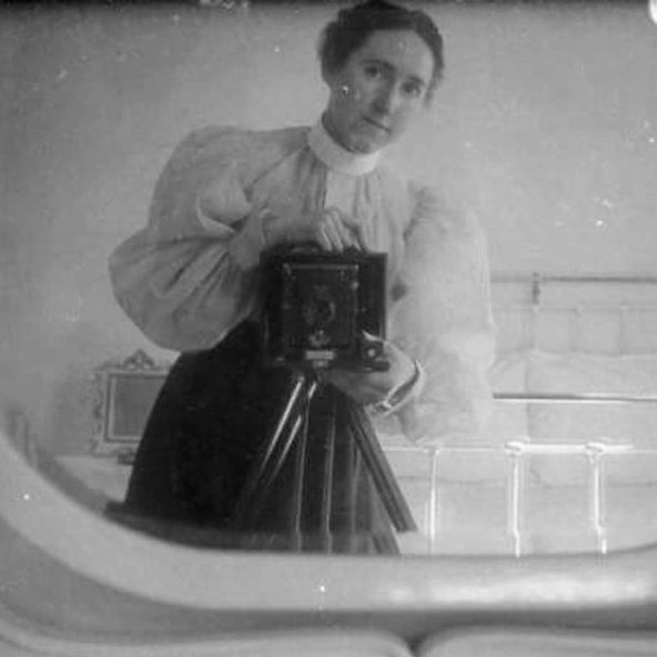 L'ère numérique va réhabiliter des centaines de négatifs du XXe siècle tombés dans l'oubli, des têtes couronnées aux simples particuliers anonymes.

10) Anonymes, date inconnue.

Brève histoire de la photographie : ww2.ac-poitiers.fr/dsden86-pedago…