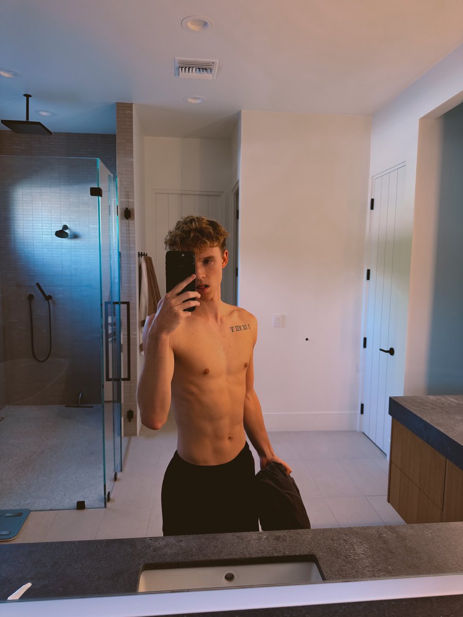 WonkaTiktok's tweet photo. pretty sure this shower could fit everyone who likes this tweet in it 💦💦 https://t.co/jiRj5LzUkX