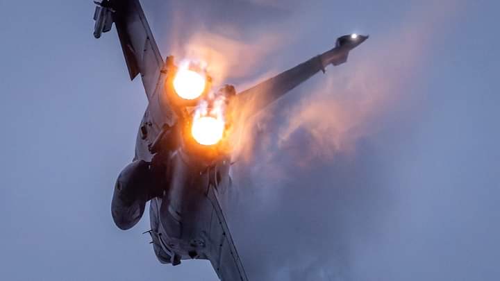 RafaleFan's tweet image. Démonstration sunset des #Rafale M au meeting des hauts de France.
Omnirole-rafale.com 
📸 Antoine Rbr