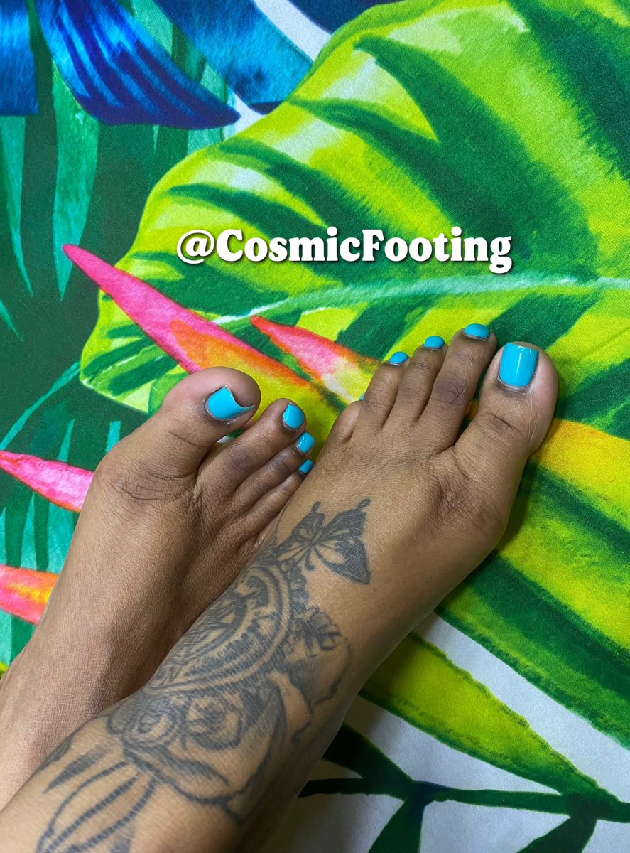 CosmicFooting's tweet photo. #longtoenails #flipflops #sandals
#feetlovers #footlovers #toelovers #soles #oiledfeet #oiledfoot #shinysoles #oiledtoes #feetaddict #CosmicFooting https://t.co/hDTLECb3SR