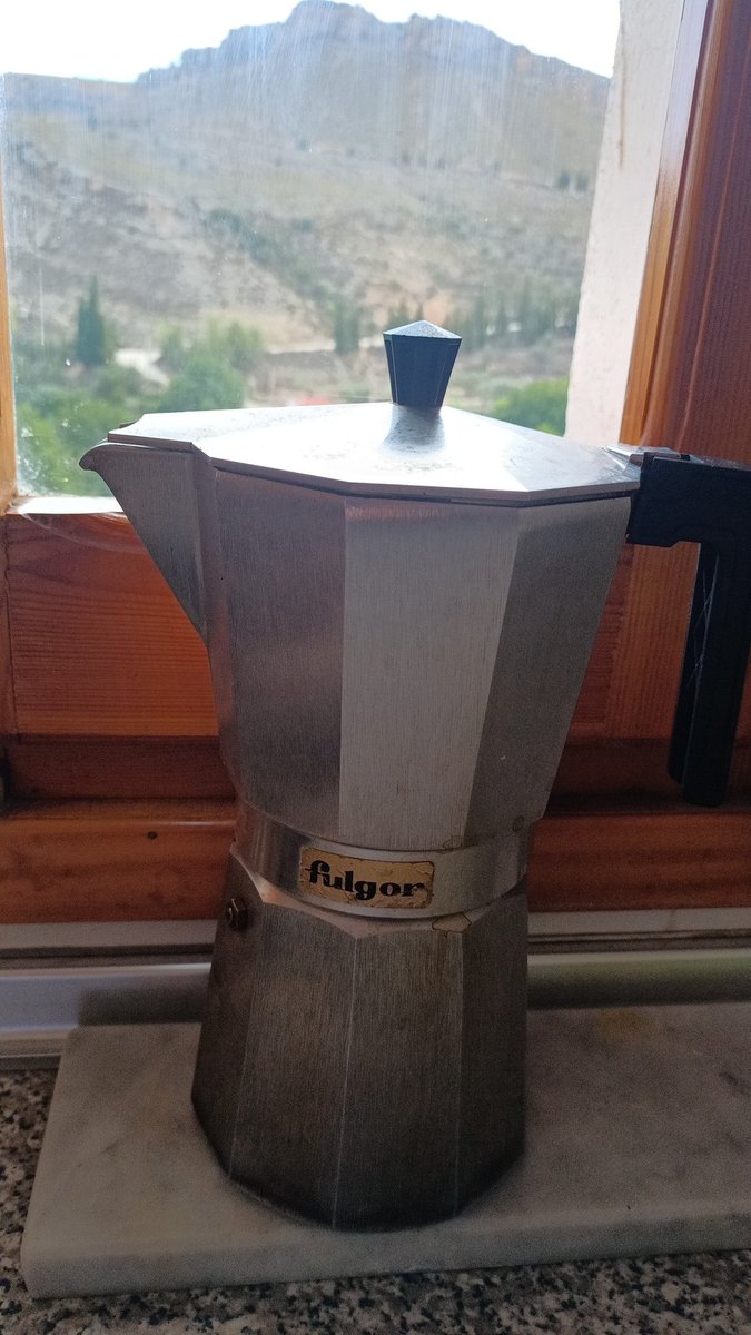 Avui m he posa't a investigar com es fa un bon cafè en cafetera italiana, passos a seguir:1 aigua mineral si pot ser calenteta, 2 posar el cafè i no prèmer,3 obrir la tapa fins que surt 4.tancar la tapa quant surt i baixar  el foc. Resum bon cafè amb diferència