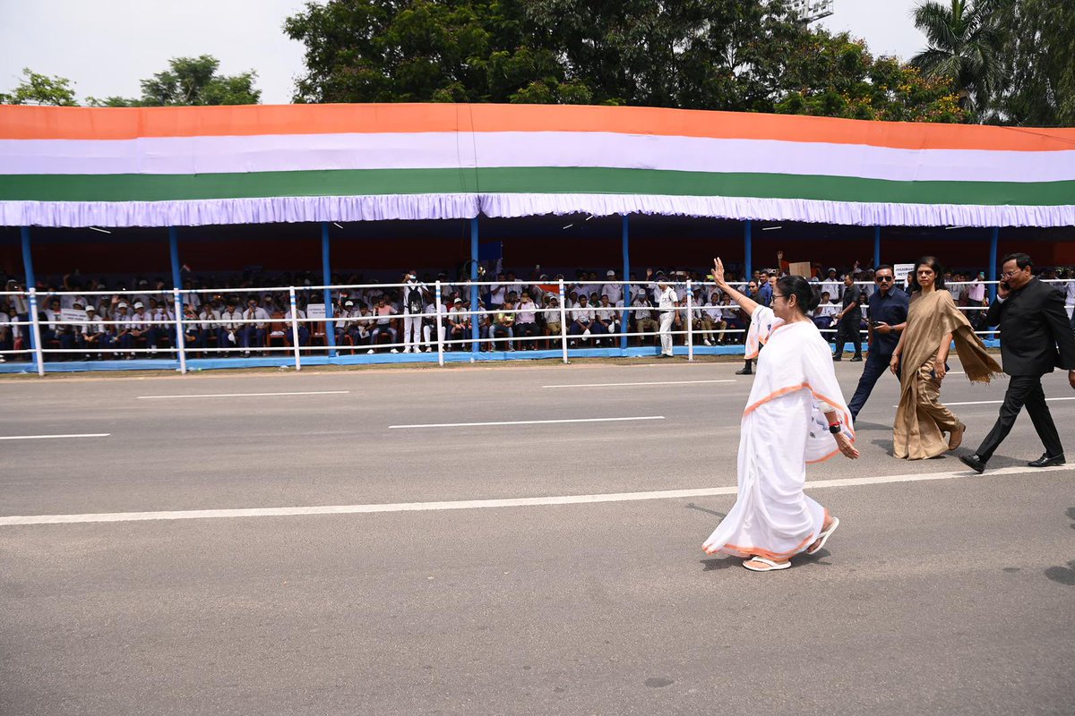 MamataOfficial's tweet photo. Today, on this 78th Independence Day of our motherland, I humbly bow down to all our forefathers and foremothers who sacrificed everything to achieve our freedom. My best wishes & warmest greetings to all fellow countrymen also.  

It is sad that the principles and ideals that inspired our freedom struggle and found expression in our Constitution, are now under attack from some sectarian and nefarious political forces. 

India, which is destined to stand with its head high as a democratic and secular state, is now threatened by the forces favouring autocracy.  

But we remain inspired by our brave freedom fighter Bagha Jatin, who once said, 'We will die, but this will wake up the people of the country'. We remain committed to dedicate our lives to keep India’s tradition of sovereignty, secularism and diverse heritage intact. 
 
I am sharing a few pictorial highlights of today's Independence Day celebration at Red Road.