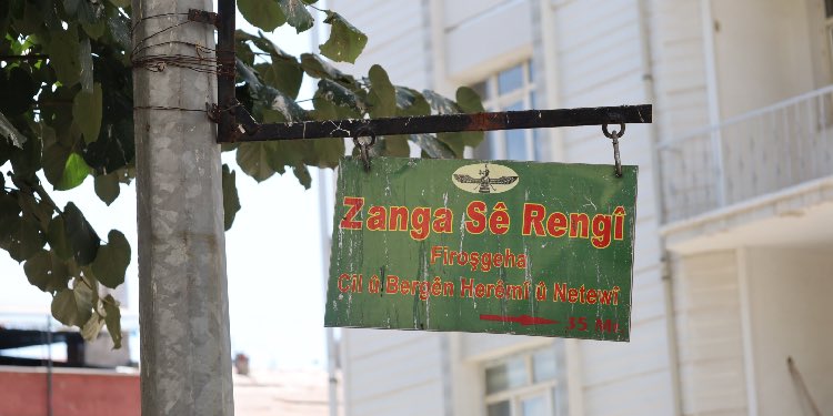 Her şeyin Kürtçe olduğu mağaza:

Elazığ’ın Karakoçan ilçesinde bulunan Zanga Sê Rengî giyim mağazasında uyarı ve etiket fiyatlarından, poşetler üzerindeki yazılara kadar her şey Kürtçe.

Mağaza sahibi Karadoğan:

“Dükkanımda Kürt kültürünü esas aldım”

(MA)