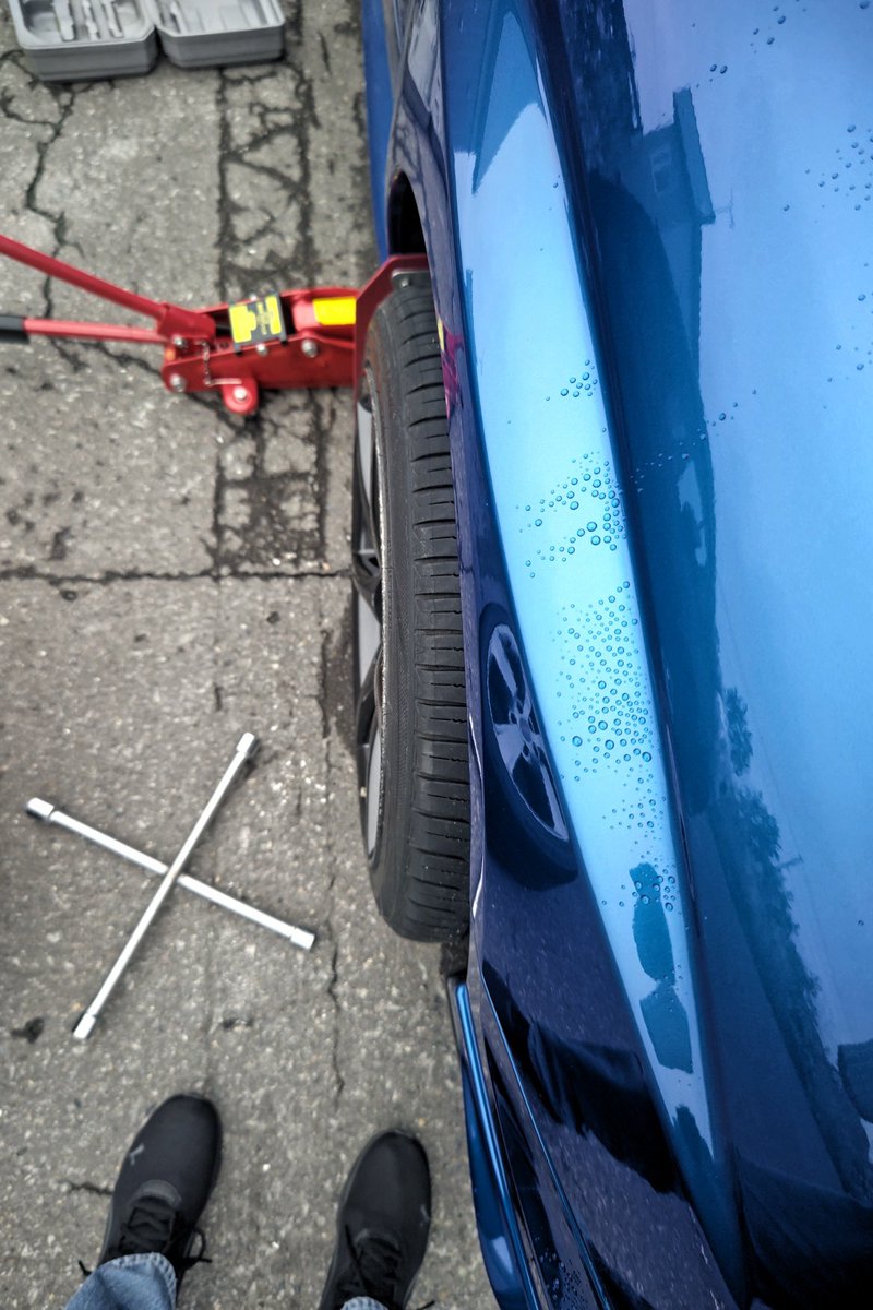 余ってるR34 GT-Rの純正ホイール履かせたら、そりゃはみ出るよね😅