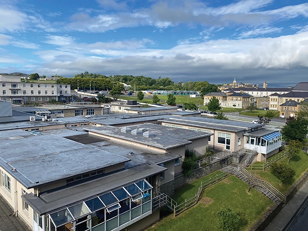 IrishDocsEnv's tweet image. 🧵 1/9
Let’s talk about views from hospitals.

Bear with us. This might seem like a niche topic, but your &apos;hospital view&apos; can have profound effects.

Today, most views from Irish hospitals look something like this: grey, unattractive, tar stained.

Let&apos;s explore the alternatives!