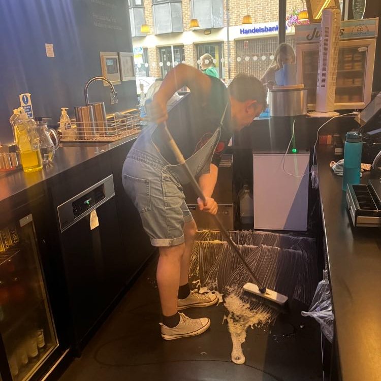 It was a busy day yesterday - the tech team testing hundreds of pieces of equipment while the front of house team gave our foyer and bar a deep clean - all ready for the start of the autumn season 🍂
Give them a hand - a great job and huge thanks 🥰
#HelloWinchester #NewSeason