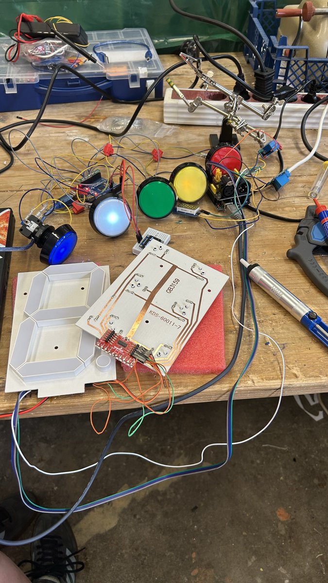 FMG_UvA's tweet image. 🔵⚪🟢🟡🔴

Wil je weten wat hier aan de hand is? 

👀Houd dit weekend onze socials in de gaten!

#Lowlands #LLscience