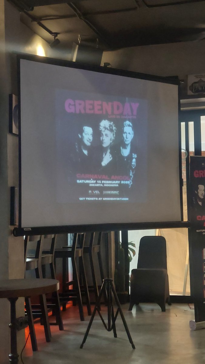 Setelah  hampir 30 tahun nggak mampir ke Indonesia, akhirnya dipastikan Green Day  akan konser di Jakarta tahun depan! Diboyong Ravel Entertainment, Green  Day akan manggung di Jakarta tepatnya pada 15 Februari 2025 di Carnaval  Ancol. Udah siap?