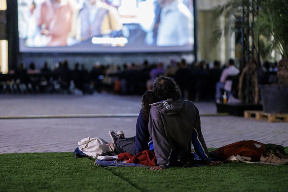Sommerzeit = Open-Air-Saison im #humboldtforum! Nach Musikfestival #durchlueften (Pulikumsrekord: 51.000 Besucher*innen) wird der Schlüterhof nun Treffunkt für Filmbegeisterte mit Blockbuster aus Argentinien, Brasilien, Indien, Nigeria, Thailand u. Vietnam.humboldtforum.org/de/programm/ev…