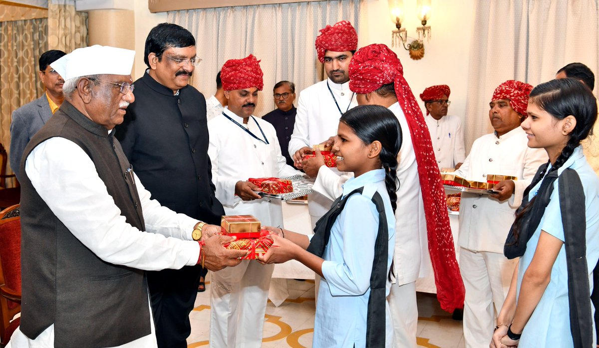 Raj Bhavan Rajasthan (@rajbhavanjaipur) on Twitter photo राज्यपाल ने स्वाधीनता दिवस पर राजभवन में युद्ध स्मारक के रूप में टी-55 का लोकार्पण किया। उन्होंने कहा कि भारतीय सेना के शौर्य का प्रतीक यह टैंक देश की सेना के पराक्रम का प्रतीक है।
राजभवन स्थित औषधीय उद्यान में ‘एक पेड़ मां के नाम‘ अभियान के तहत पौधा भी लगाया। <a href="/BagadeHaribhau/">Haribhau Bagade</a> राज्यपाल ने स्वाधीनता दिवस पर राजभवन में युद्ध स्मारक के रूप में टी-55 का लोकार्पण किया। उन्होंने कहा कि भारतीय सेना के शौर्य का प्रतीक यह टैंक देश की सेना के पराक्रम का प्रतीक है।
राजभवन स्थित औषधीय उद्यान में ‘एक पेड़ मां के नाम‘ अभियान के तहत पौधा भी लगाया। <a href="/BagadeHaribhau/">Haribhau Bagade</a>