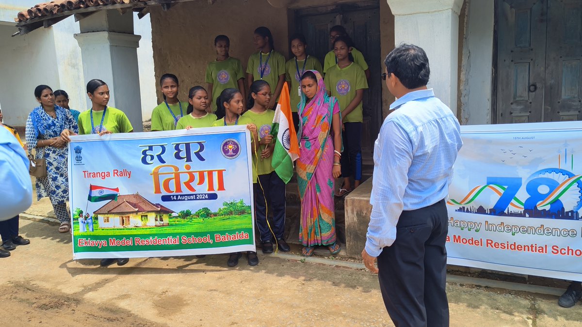 TRINGA DISTRIBUTION PROGRAMME AT KADUANI VILLAGE BY <a href="/EmrsBahaldaOdi/">emrs bahaldaOdisha</a> STUDENTS. @nests_emrs <a href="/model_odisha/">Odisha Model Tribal Education Society (OMTES)</a> <a href="/TribalAffairsIn/">Ministry of Tribal Affairs, Govt. of India</a>