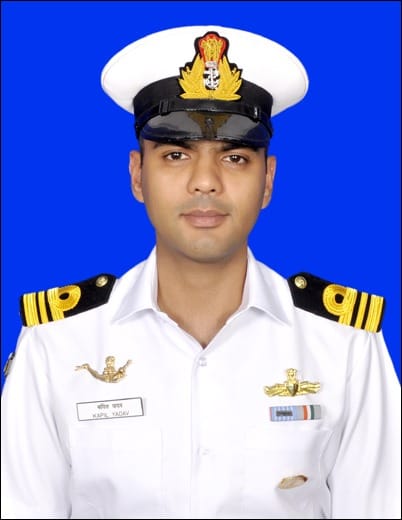 indiannavy's tweet image. Lt Cdr Kapil Yadav, Assistant Engineer Officer, #INSVisakhapatnam awarded #ShauryaChakra.
His unwavering grit, fighting spirit &amp;amp; resolve under adverse conditions - fighting fire onboard MV Marlin Luanda, an oil tanker carrying highly inflammable material, saved invaluable lives.