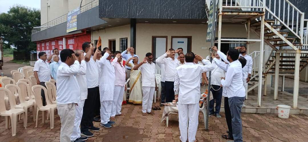 CharanWaghmare1's tweet photo. 📍तुमसर ।१५/०८/२०२४।

विकास फाऊंडेशन भंडारा जिल्हा मुख्यालय तुमसर येथे स्वातंत्र्य दिन मोठया उत्साहात साजरा करण्यात आला. यावेळी श्री विजयजी रहांगडाले निवृत्त शिक्षक यांचें हस्ते ध्वजारोहण करण्यात आले. https://t.co/bJDotLJxue