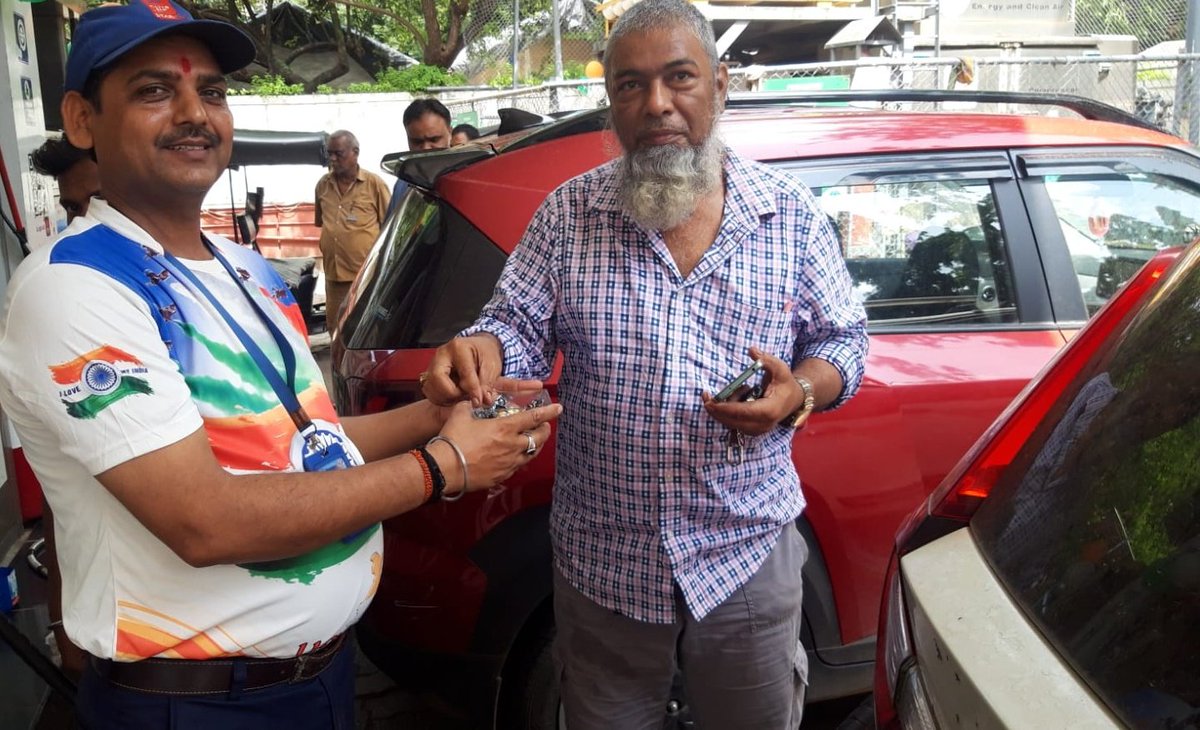 sachdev_manu's tweet photo. @HPCL Sachdeva Automobiles wishes all A Very Happy Independence Day. Sweets Distribution on this historic day at our RO. @HPCL_Mumbai @duttajitamrit @Rg03Goel https://t.co/GJSkR1Zibs