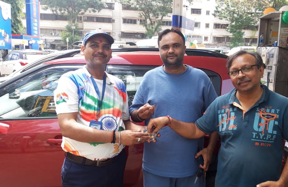 sachdev_manu's tweet photo. @HPCL Sachdeva Automobiles wishes all A Very Happy Independence Day. Sweets Distribution on this historic day at our RO. @HPCL_Mumbai @duttajitamrit @Rg03Goel https://t.co/GJSkR1Zibs