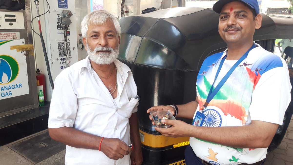 sachdev_manu's tweet photo. @HPCL Sachdeva Automobiles wishes all A Very Happy Independence Day. Sweets Distribution on this historic day at our RO. @HPCL_Mumbai @duttajitamrit @Rg03Goel https://t.co/GJSkR1Zibs