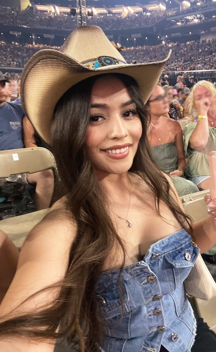 Destenyyb's tweet photo. Best concert ever, ily MW https://t.co/xfOhoRwuzK